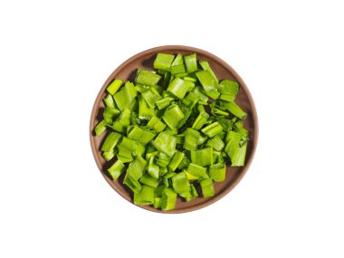 Kahverengi kil tabakta doğranmış yeşil soğan beyaza izole edilmiş. Sağlıklı beslenme, ayurveda, naturopati konsepti