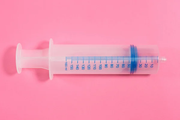 大的医用注射器 用粉色冲洗内脏 身体健康概念 — 图库照片