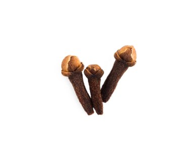 İzole edilmiş beyaz arka planda üç çubuk baharat karanfili. Sağlıklı yeme kavramı 