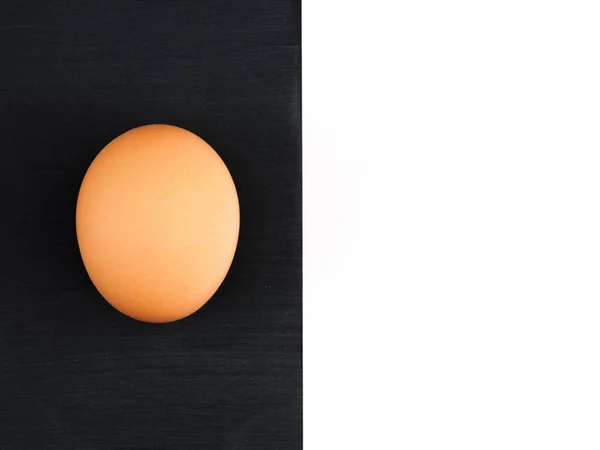 Коричневе Яйце Чорному Дерев Яному Білому Фоні Здорова Їжа — стокове фото