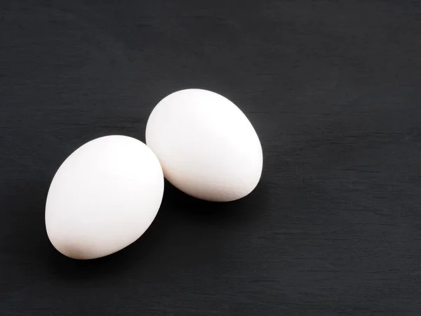 Два Білих Курячих Яйця Чорному Дерев Яному Фоні Концепція Здорового — стокове фото
