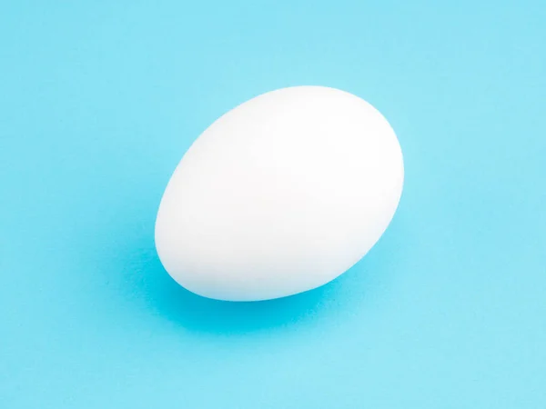 Одне Біле Куряче Яйце Синьому Фоні Концепція Здорового Харчування — стокове фото