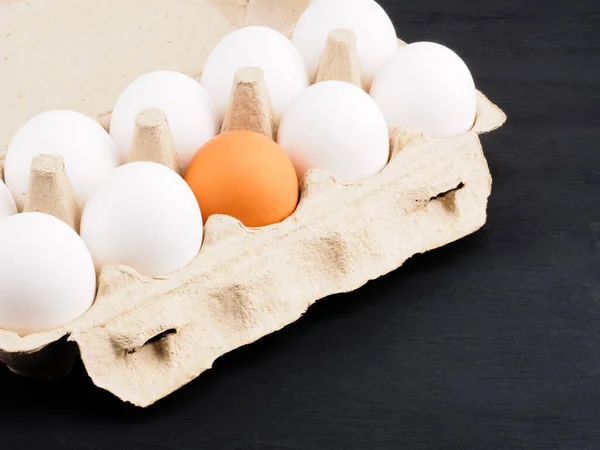Ακατέργαστο Λευκό Και Ένα Καφέ Αυγό Κοτόπουλου Ανά Συσκευασία Μαύρο — Φωτογραφία Αρχείου
