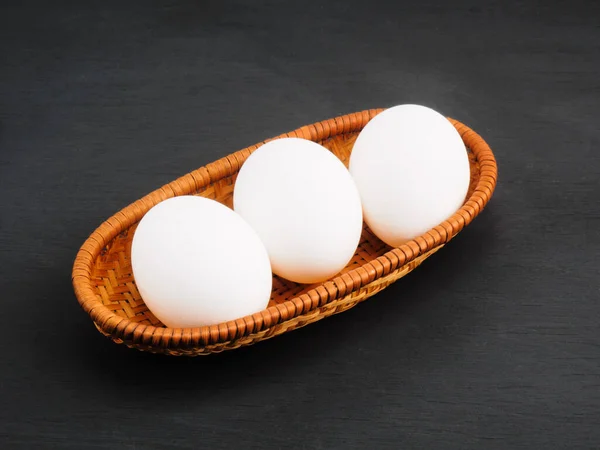 Ωμά Αυγά Κοτόπουλου Μια Κούπα Λυγαριά Μαύρο Ξύλινο Φόντο Έννοια — Φωτογραφία Αρχείου