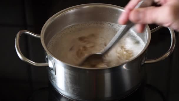 Sartén Acero Inoxidable Estufa Mezclar Copos Avena Con Una Cuchara — Vídeos de Stock