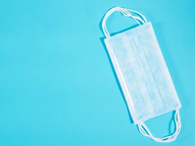 Mavi arka plandaki virüslere karşı korunmak için birkaç yüz maskesi. Fiziksel sağlık kavramı