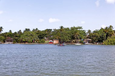 Bahia, Brezilya 'daki Caraiva. Tekneli Riverside Panoraması