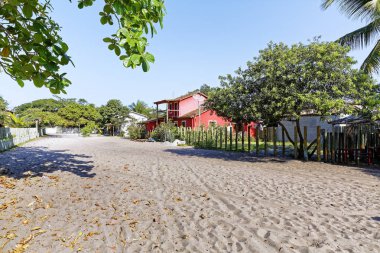 Paraty, Rio de Janeiro, Brezilya 'da parke taşı caddelerindeki Sömürge tarzı Portekiz tarzı evleri olan Sandy Caddesi.