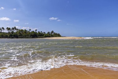 Caraiva, Bahia Eyaleti, Brezilya - 08 Eylül 2019 - Riverside Panorama. Manzaralar ve Caraiva Sahili 'nin günlük hayatı..