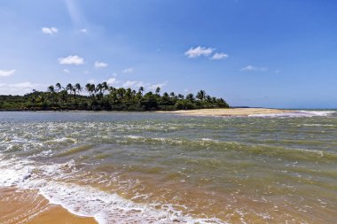 Caraiva, Bahia Eyaleti, Brezilya - 08 Eylül 2019 - Riverside Panorama. Manzaralar ve Caraiva Sahili 'nin günlük hayatı..