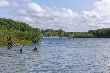 Caraiva, Bahia Eyaleti, Brezilya - 08 Eylül 2019 - Riverside Panorama. Manzaralar ve Caraiva Sahili 'nin günlük hayatı..