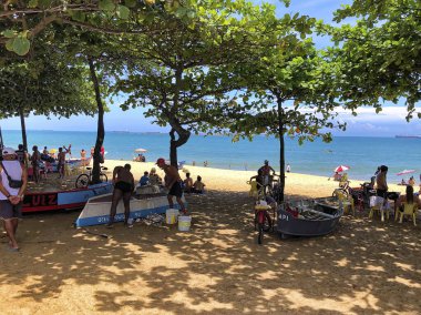 Güneşli bir gün Costa Beach panoraması, insanlar, Vila Velha, Espirito Eyaleti Santo - Brezilya. 
