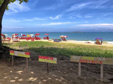 Kosta sahilinde dinlenen insanlar, Vila Velha, Espirito Santo Eyaleti - Brezilya. Gündüz çekimi