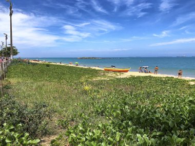 Güneşli bir gün Costa Beach panoraması, insanlar, Vila Velha, Espirito Eyaleti Santo - Brezilya. 