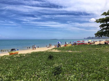 Güneşli bir gün Costa Beach panoraması, insanlar, Vila Velha, Espirito Eyaleti Santo - Brezilya. 