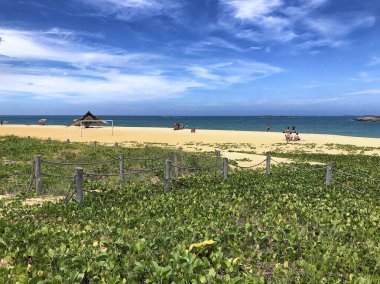 Kosta sahilinde dinlenen insanlar, Vila Velha, Espirito Santo Eyaleti - Brezilya. Gündüz çekimi