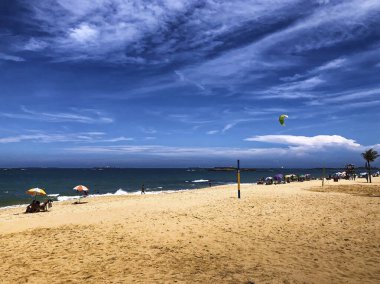 Costa Beach, Vila Velha, Espirito Eyaleti, Brezilya 'da voleybol oynayan insanlar. Gündüz çekimi