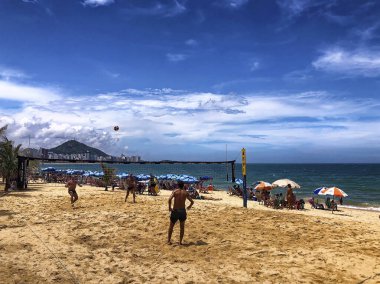 Costa Beach, Vila Velha, Espirito Eyaleti, Brezilya 'da voleybol oynayan insanlar. Gündüz çekimi