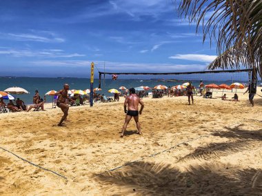 Costa Beach, Vila Velha, Espirito Eyaleti, Brezilya 'da voleybol oynayan insanlar. Gündüz çekimi