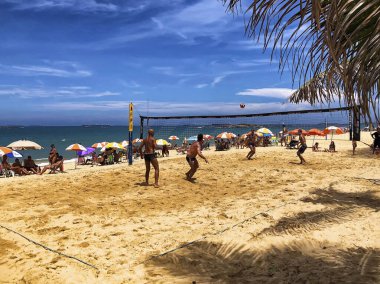 Costa Beach, Vila Velha, Espirito Eyaleti, Brezilya 'da voleybol oynayan insanlar. Gündüz çekimi