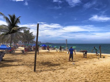 Costa Beach, Vila Velha, Espirito Eyaleti, Brezilya 'da voleybol oynayan insanlar. Gündüz çekimi
