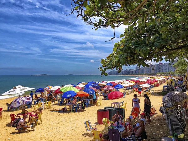 Güneşli bir gün Costa Beach panoraması, insanlar, Vila Velha, Espirito Eyaleti Santo - Brezilya. 