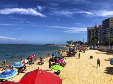 Kosta sahilinde dinlenen insanlar, Vila Velha, Espirito Santo Eyaleti - Brezilya. Gündüz çekimi