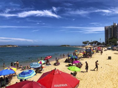 Kosta sahilinde dinlenen insanlar, Vila Velha, Espirito Santo Eyaleti - Brezilya. Gündüz çekimi