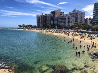 Kosta sahilinde dinlenen insanlar, Vila Velha, Espirito Santo Eyaleti - Brezilya. Gündüz çekimi