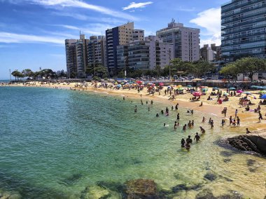 Kosta sahilinde dinlenen insanlar, Vila Velha, Espirito Santo Eyaleti - Brezilya. Gündüz çekimi