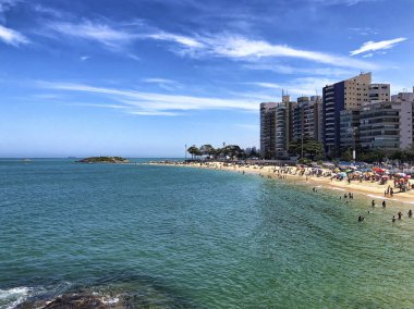 Kosta sahilinde dinlenen insanlar, Vila Velha, Espirito Santo Eyaleti - Brezilya. Gündüz çekimi