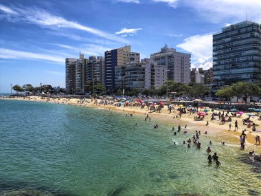 Kosta sahilinde dinlenen insanlar, Vila Velha, Espirito Santo Eyaleti - Brezilya. Gündüz çekimi