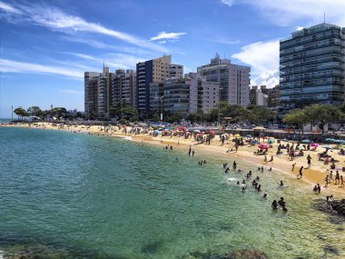 Kosta sahilinde dinlenen insanlar, Vila Velha, Espirito Santo Eyaleti - Brezilya. Gündüz çekimi