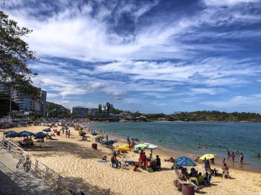 Kosta sahilinde dinlenen insanlar, Vila Velha, Espirito Santo Eyaleti - Brezilya. Gündüz çekimi