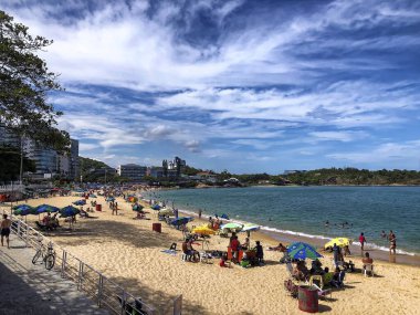 Kosta sahilinde dinlenen insanlar, Vila Velha, Espirito Santo Eyaleti - Brezilya. Gündüz çekimi