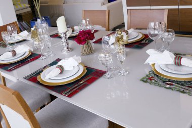 Guarapari / Espirito Santo / Brazil - 09 / 23 / 2018 - Renkli dekorasyon ve masa seti için mağaza