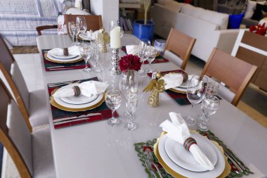 Guarapari / Espirito Santo / Brazil - 09 / 23 / 2018 - Renkli dekorasyon ve masa seti için mağaza