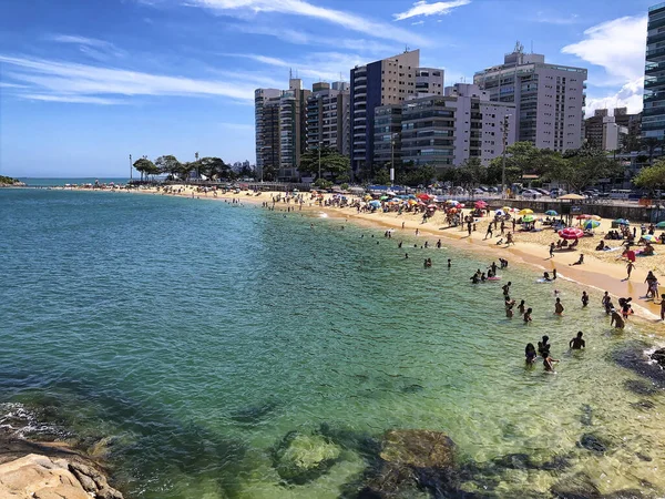 Kosta sahilinde dinlenen insanlar, Vila Velha, Espirito Santo Eyaleti - Brezilya. Gündüz çekimi