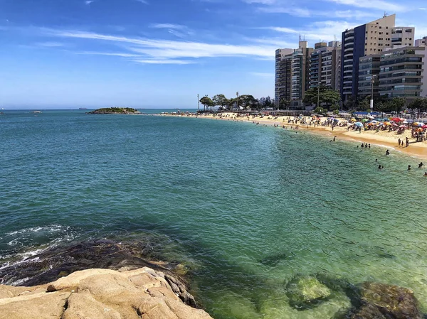 Kosta sahilinde dinlenen insanlar, Vila Velha, Espirito Santo Eyaleti - Brezilya. Gündüz çekimi