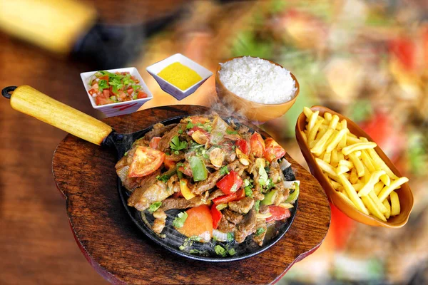 Kızarmış balık ve patates kızartması, yanında marul, domates ve soğan salatası, yanında da sirke ve farofa..