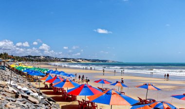 Kosta sahilinde dinlenen insanlar, Vila Velha, Espirito Santo Eyaleti - Brezilya. Gündüz çekimi