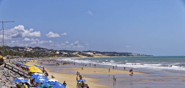 Kosta sahilinde dinlenen insanlar, Vila Velha, Espirito Santo Eyaleti - Brezilya. Gündüz çekimi