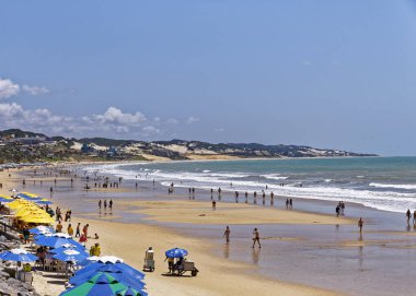 Kosta sahilinde dinlenen insanlar, Vila Velha, Espirito Santo Eyaleti - Brezilya. Gündüz çekimi