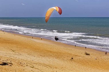 Rio Grande do Norte 'nin eyalet başkenti Brezilya' da deniz kıyısında paraşütle uçtu.