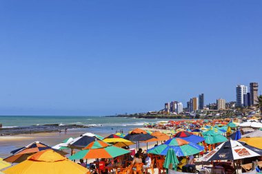 Kosta sahilinde dinlenen insanlar, Vila Velha, Espirito Santo Eyaleti - Brezilya. Gündüz çekimi