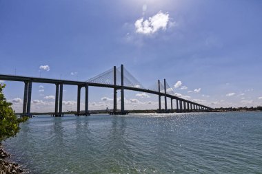 Manaus Iranduba Köprüsü 'nün gündüz çekimi (Brezilya' da Ponte Rio Negro olarak bilinir))  