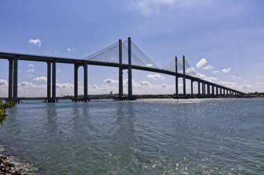 Manaus Iranduba Köprüsü 'nün gündüz çekimi (Brezilya' da Ponte Rio Negro olarak bilinir))  