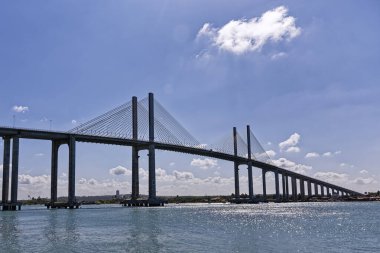 Manaus Iranduba Köprüsü 'nün gündüz çekimi (Brezilya' da Ponte Rio Negro olarak bilinir))  