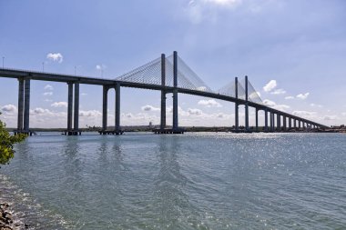 Manaus Iranduba Köprüsü 'nün gündüz çekimi (Brezilya' da Ponte Rio Negro olarak bilinir))  