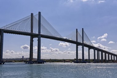Manaus Iranduba Köprüsü 'nün gündüz çekimi (Brezilya' da Ponte Rio Negro olarak bilinir))  